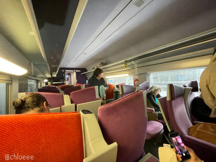 車廂裡算寬敞舒服的