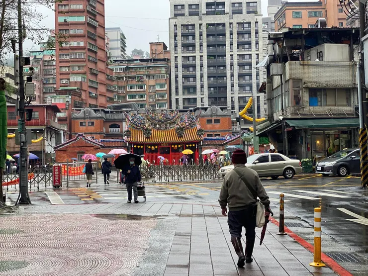 往左通往景美集應廟。集應廟原本被菜市攤商團團包圍,近年經整頓整理後,終於打開廟門與前埕廣場