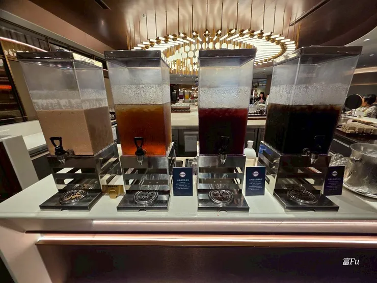 品牌聯名飲品。最左邊那個鮮奶茶我很愛喝。