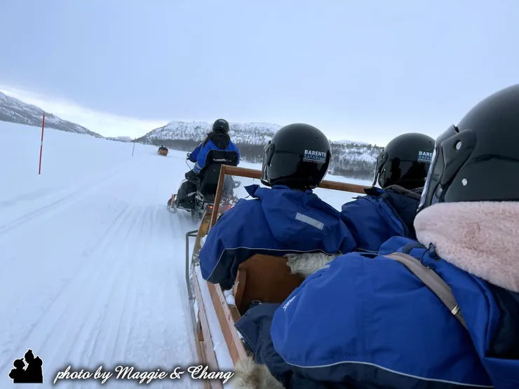 換裝完畢出發! 雪橇車由專業導遊駕駛的雪地摩托車拉著,一路往海邊前進。很快的來到無人空曠的地方,冷冽的北風呼呼的吹著,原來我們的雪橇車已經開上結冰的北冰洋了!冰層很厚,一點都沒有開在 “海上” 的感覺,實在特別