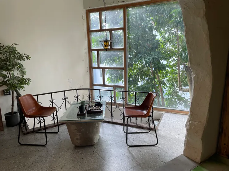 靠窗的座位，陽光燦爛