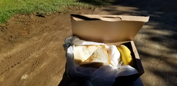 飯盒擺放得整齊有序，職員的安排很細心