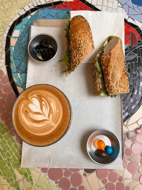 Airbnb對面的可愛咖啡廳,叫做Art Cafe,三明治₪26,拿鐵大杯的₪15(這兩樣台幣大概370還可以接受)