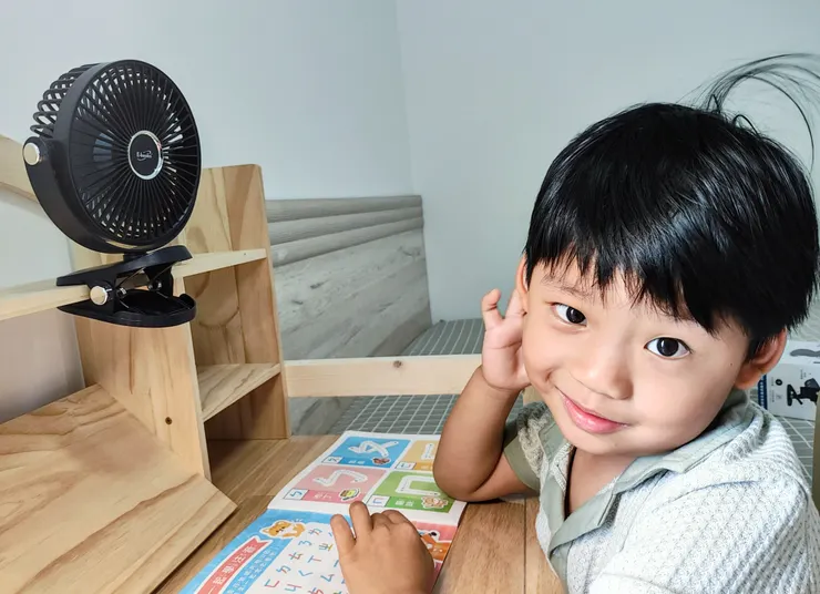 E-books K44 五段風速360度旋轉LED充電夾式風扇