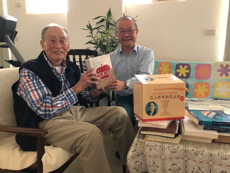 劉哲基先生贈送著作(李建崑攝影)