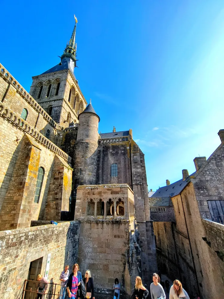 【跨進國王門石坂與階梯步步高升 曩昔平民貴族聖職人員層級分明！來到教堂、修道院區！】