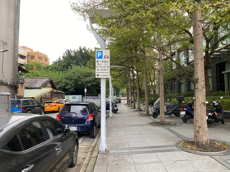 新大樓旁的巷道內藏老屋