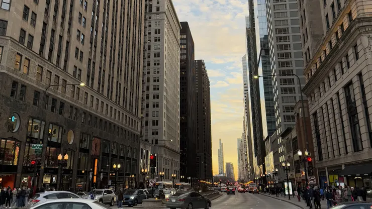 市中心高樓，很喜歡太陽西下時的天空