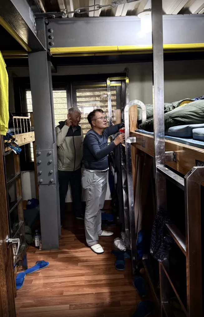 Tesla跟上舖的我們聊天