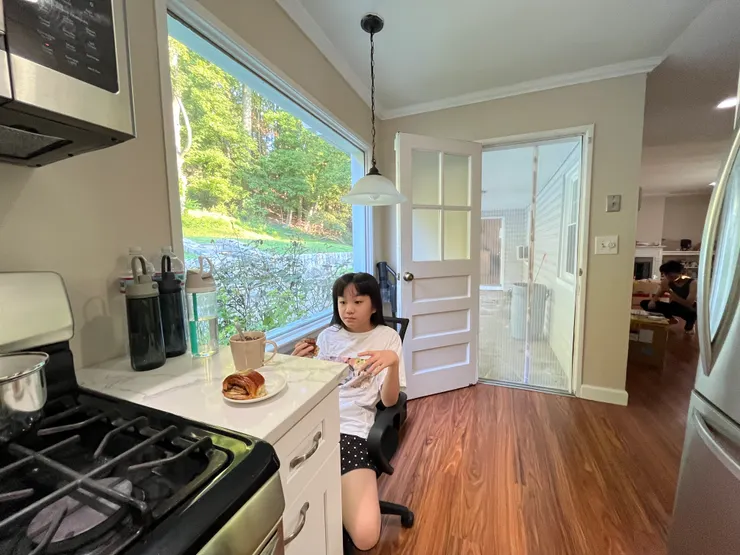 早上起床吃早餐，因為還沒完成體檢還不確今天能上學。不久之後，接到學校通知可以上學了！！