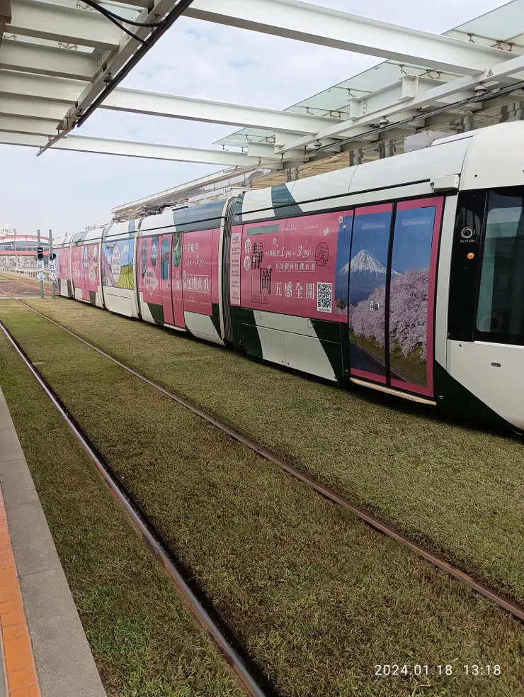 輕軌有五節車廂