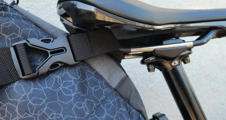 包包安裝時很容易。我之前有試用過設計不良沒有考量帶子長度的包包，這會讓每次的拆裝都成了件痛苦的過程。