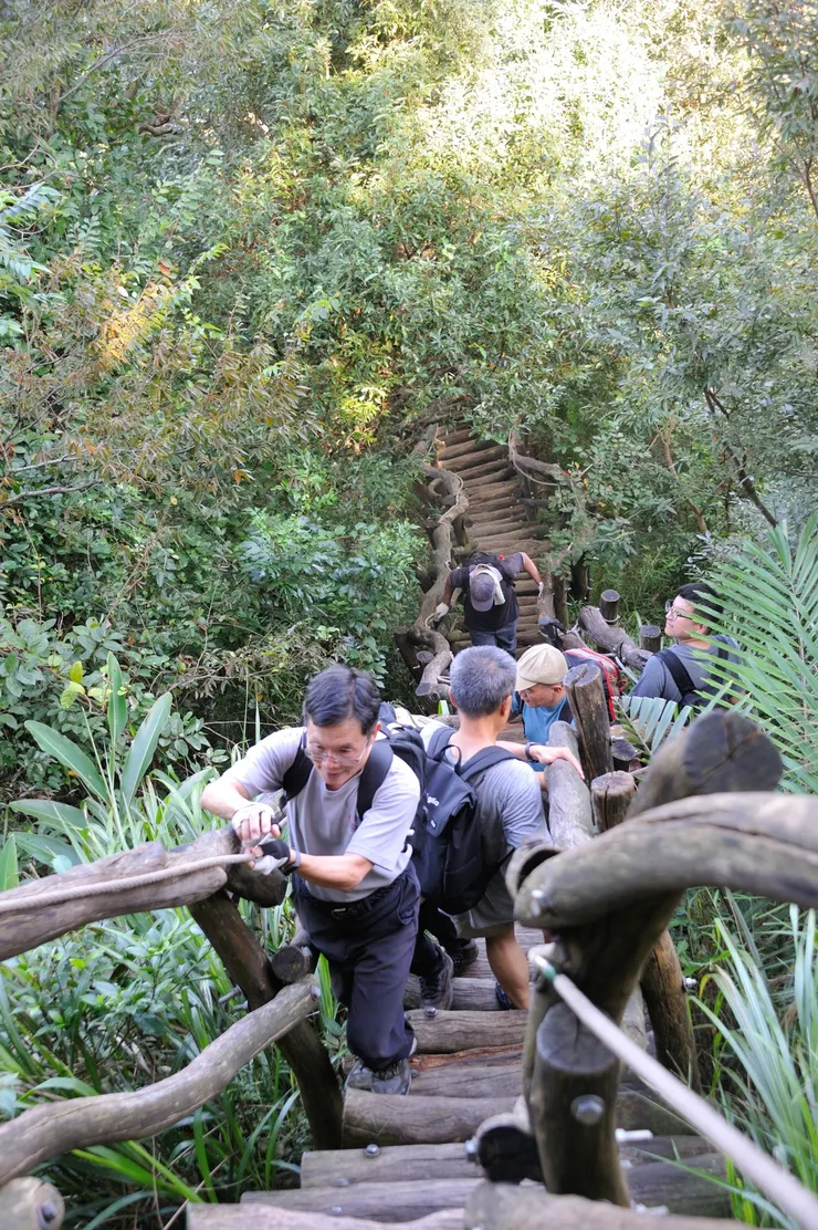 【時序雖入秋氣象如狼似虎,汗流浹背也不純因天梯陡。】