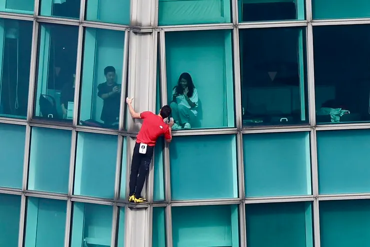 只要窗戶有粉絲，都會親切打招呼的Alex