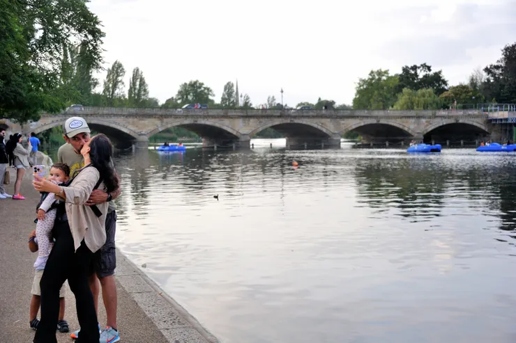 【九曲湖畔親密家人的自拍！背景的橋為W Carriage Dr之一段，應是由此區分九曲湖與長湖，亦為海德公園與肯辛頓公園分界。】