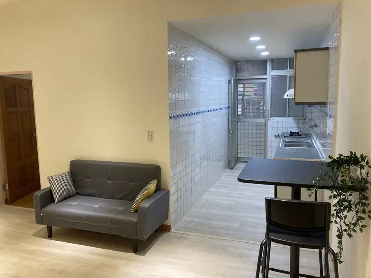 裝修後右戶客廳及廚房空間