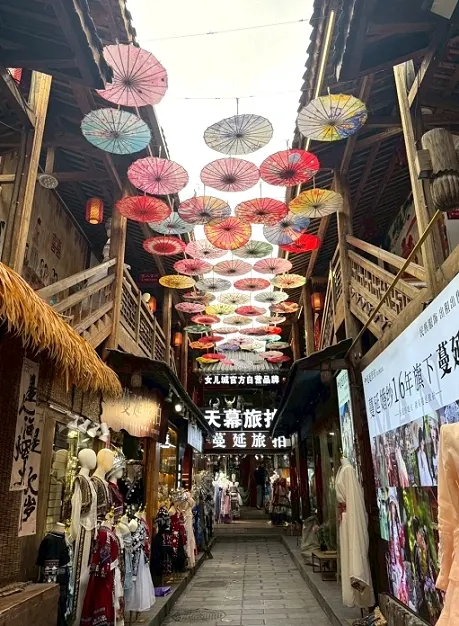 女兒城古樸的街道造景