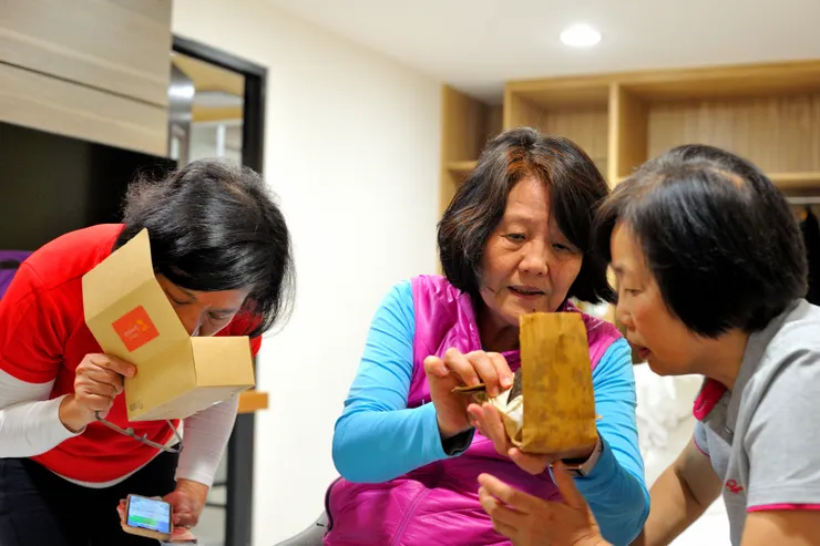 【相約四零一泡茶咖啡談天歌唱！女生們研究爾祥帶來的普洱茶。】