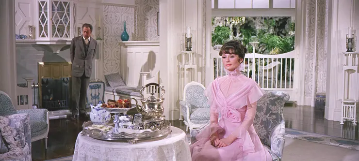 伊萊莎舉止優雅，卻十分拘謹