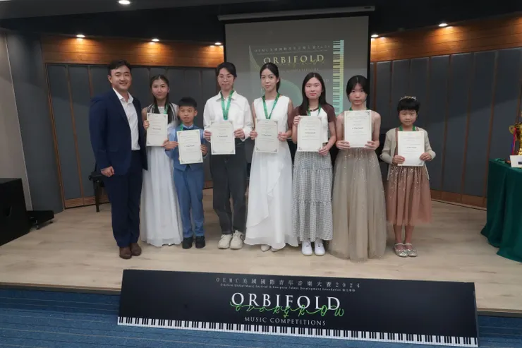 英國Evergrow Talent Development Foundation代表金起院先生(左)與部份獲獎者合照