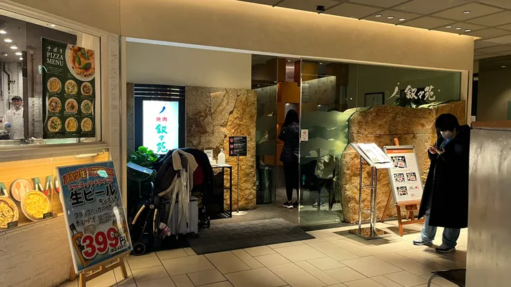 在百貨公司裡,店址就滿好找。