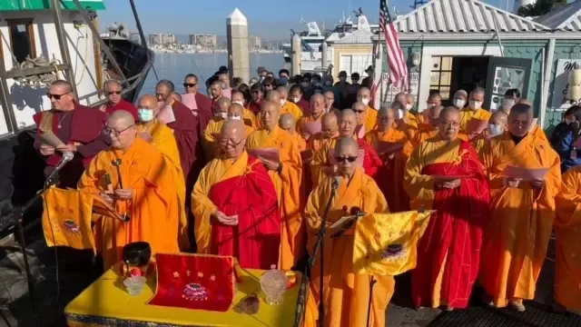 來自美國各地以及加拿大、墨西哥、中國、日本、台灣等數百位佛教徒29日匯集洛杉磯瑪利那岱瑞内港堤岸，舉辦放生祈福法會。（記者楊青/攝影）