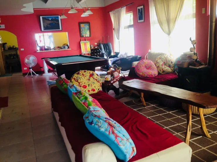 光打進來的時候，照映著豔紅色就這樣映入眼簾