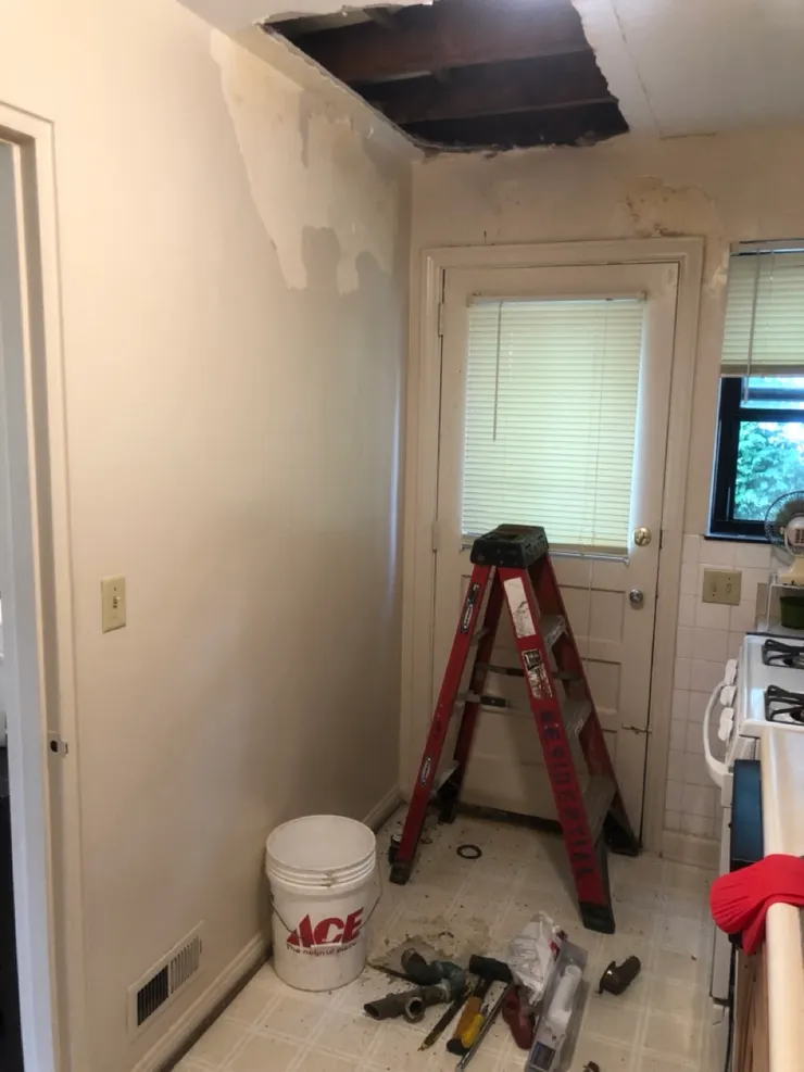 作者攝於 2022年8月|泥作師傅鑿開很薄的隔板,才發現管線早已鏽蝕(請勿擅自使用或轉載。)