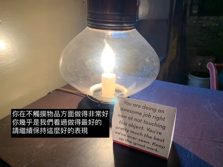 放在某個故居博物館文物旁的標語，圖片取自：X @abbynewk