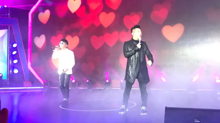 大型尾牙的場景。聽說很有名，但我不認識。