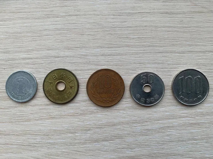 由左到右分別為日圓硬幣1、5、10、50、100円背面