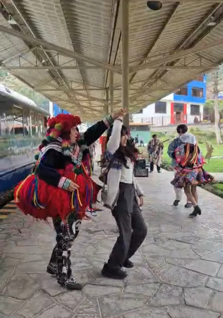 來自同行乘客（後來成為好旅伴！）的影片截圖，是我和先生同時跟舞者跳舞的畫面🤣