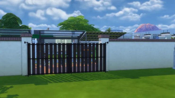 學校另一個門口，是道大閘。