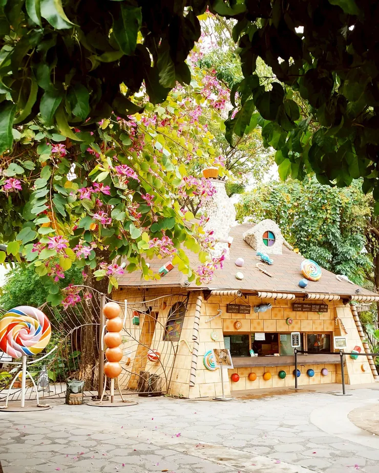 旁邊還有一支棒棒糖跟糖葫蘆😆