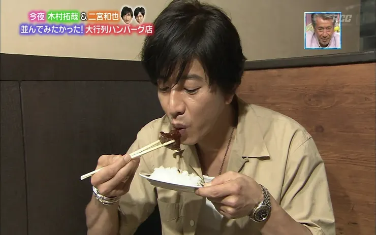 現場再品嚐令他念念不忘的漢堡扒，滋味的樣子吸引觀眾去吃！