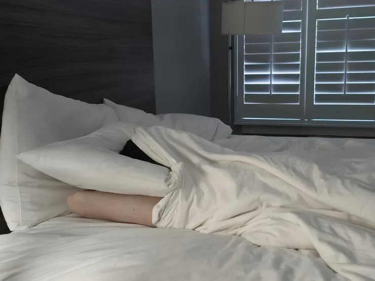 他想怎麼睡都很方便，只是當他賴床時，他的鬧鐘還是會吵到我而已🤣