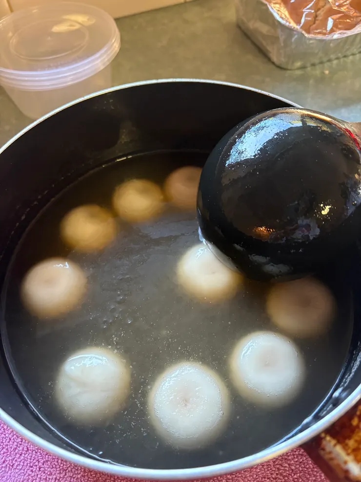 西米露甜湯圓，加了牛奶更好吃！