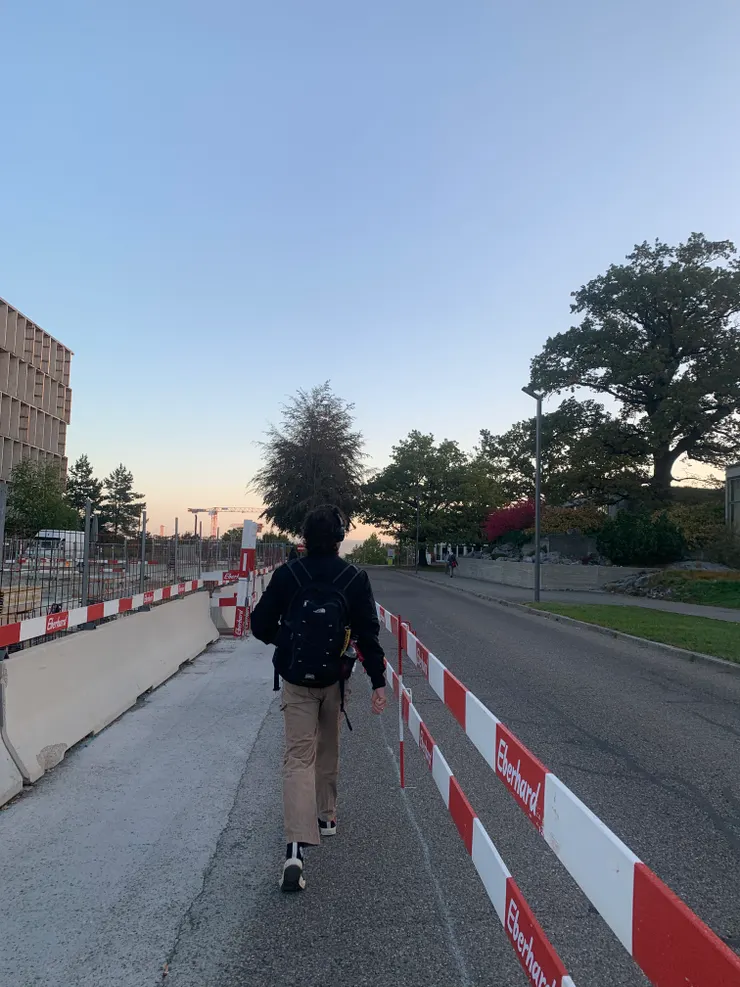 前往早八德文課的路上