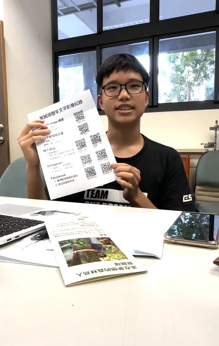 在老師辦公室與老師一起練習面試，找出需要改進與卡點