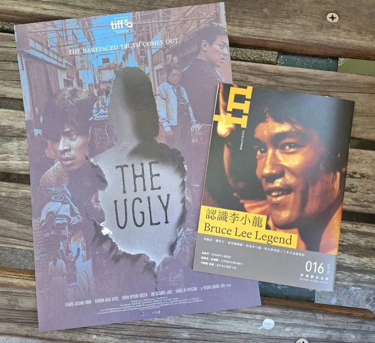 拿到海報和影視聽中心的免費刊物。