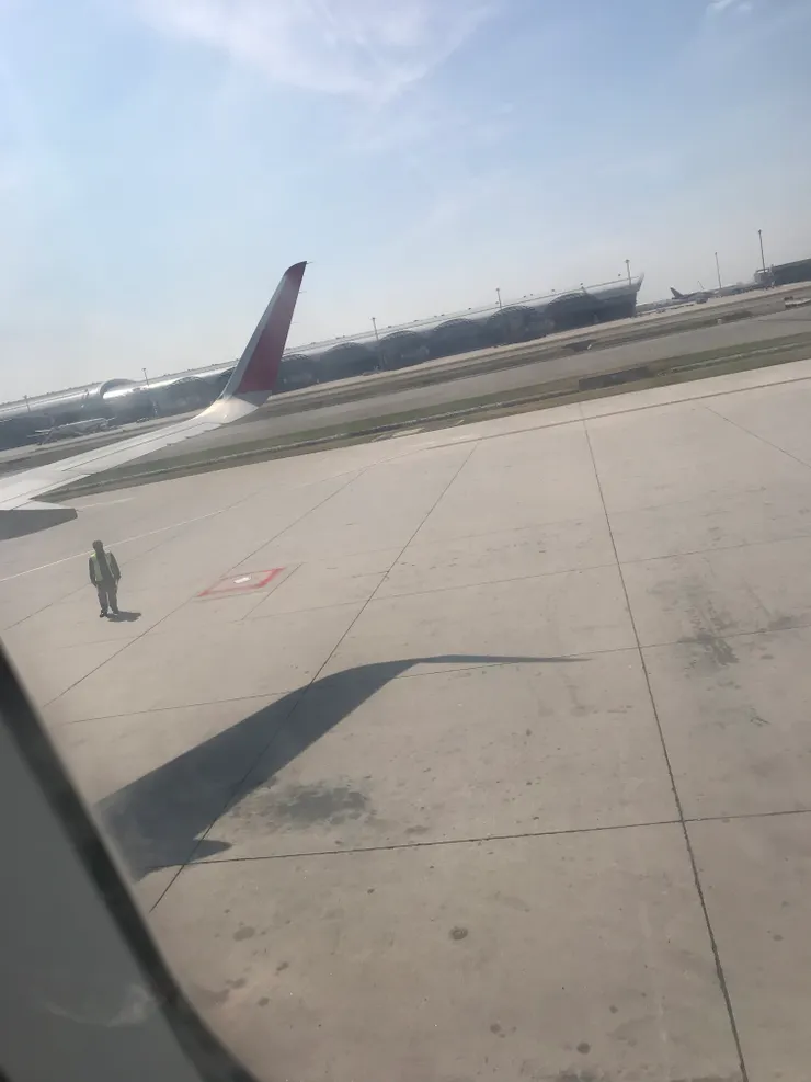 在飛機上看停機坪。