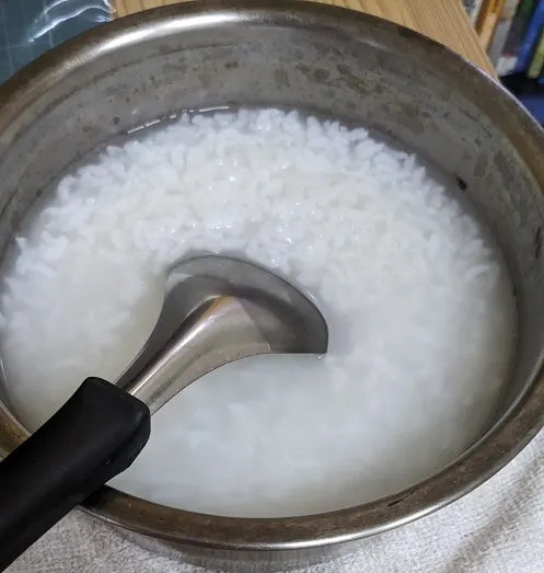 米水比大概是1:6，放一下子，稠度就會比較正常，不會太水，但米粒也不是很軟，感覺得到一點米的形狀，不是那種熬很久的粥