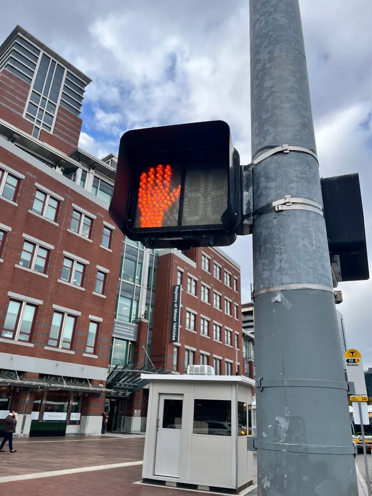 紅色手掌理論上是行人止步，圖後建築是監理站，駕照就在這邊辦