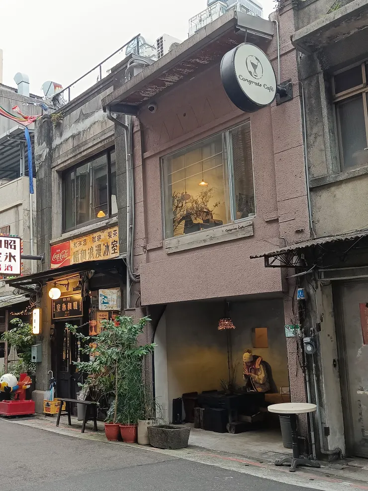 兩家比鄰而居，各具特色，堪稱文昌街版的"絕代雙驕"