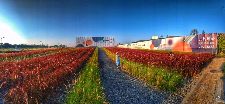 重劃甫畢忽驚建商百家爭鳴，巨幅看板描繪遠景宛如夢幻。重劃區道路開放後，各大早已插旗的建商紛紛浮出，設立巨幅廣告，這家元鈞建設最為經典，它的造景確實吸引許多人前來打卡。