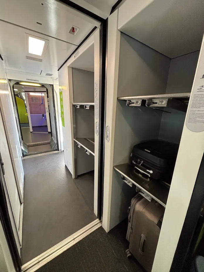 葡萄牙國鐵IC車種的行李架( Porto - Lisbon IC522車次)