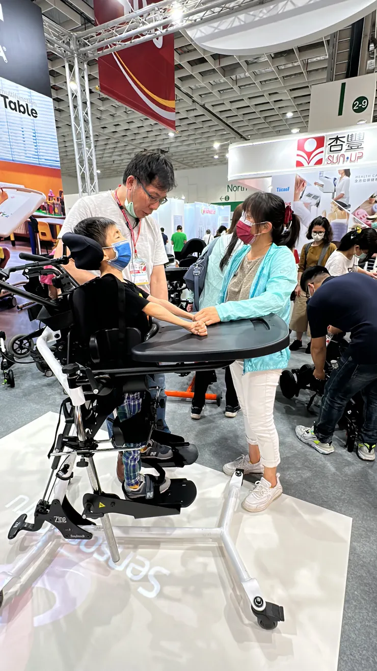 這是站立架，也是腦麻兒日常的「必需」輔具。