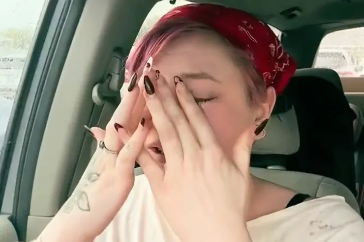 伊莉莎白・韋伯 Elisabeth Weber 在影片中哭訴醫院不願意為她移除已經死亡的胚胎