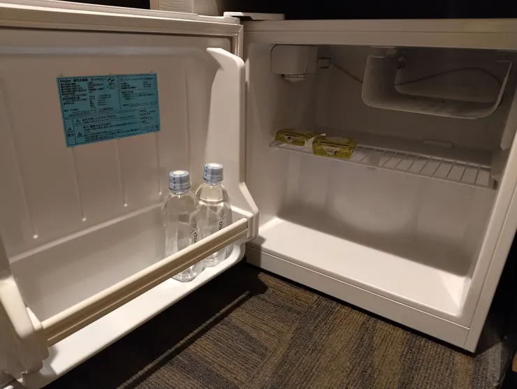 冰箱就是兩罐小水跟哈密瓜果凍，每天都會有新的兩罐水