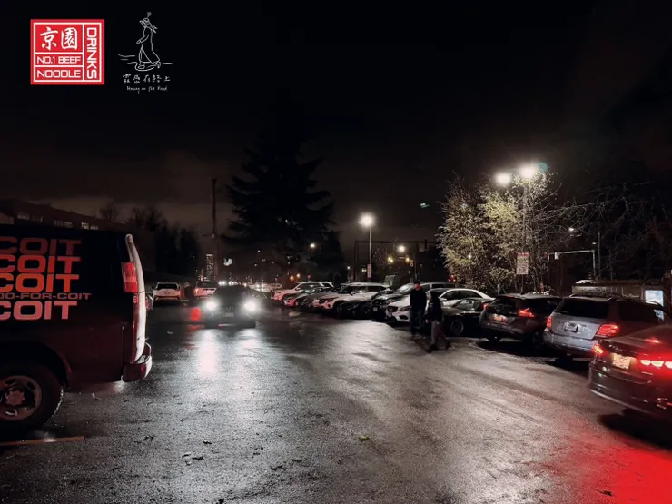 門口就有一大片停車位可以停車，非常友善